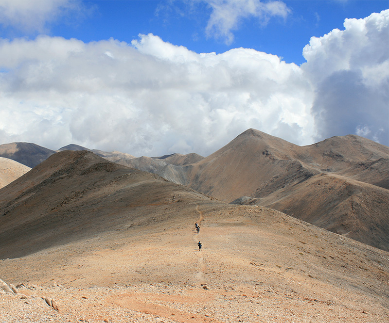 Hikers on the ridgeline approaching Pachnes summit in the White Mountains